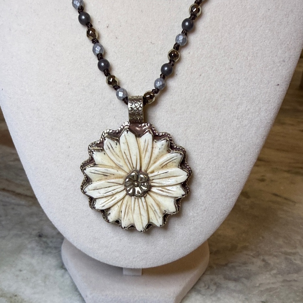 Elegant Floral Pendant Necklace in Cream and Silver